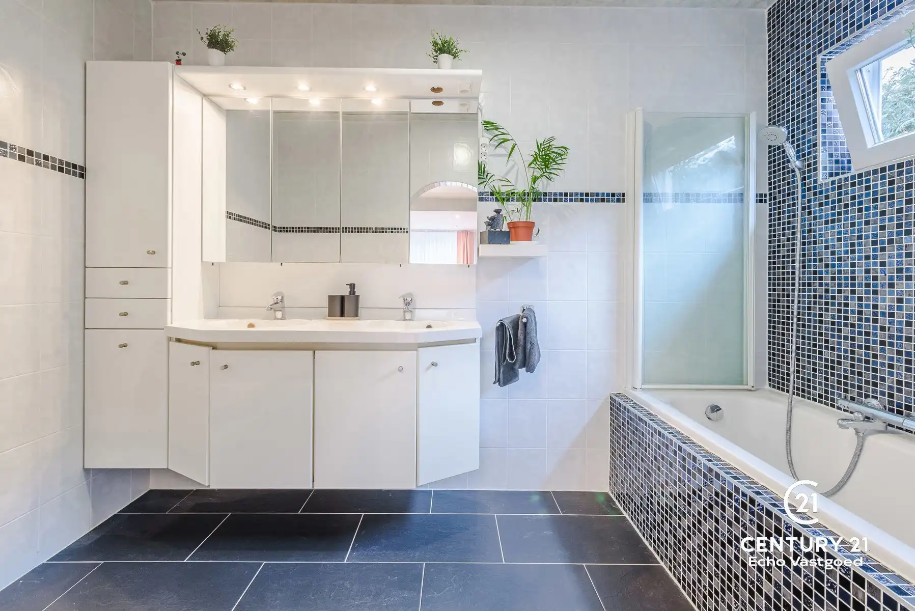 Gerenoveerde vrijstaande villa met verwarmd zwembad foto 7