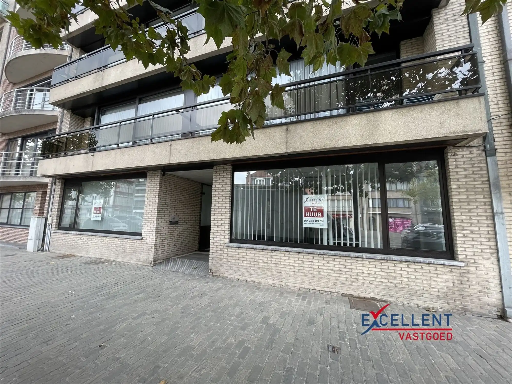 Zeer ruime handelsruimte te huur op de Markt van Deinze foto {{pictureIndex}}