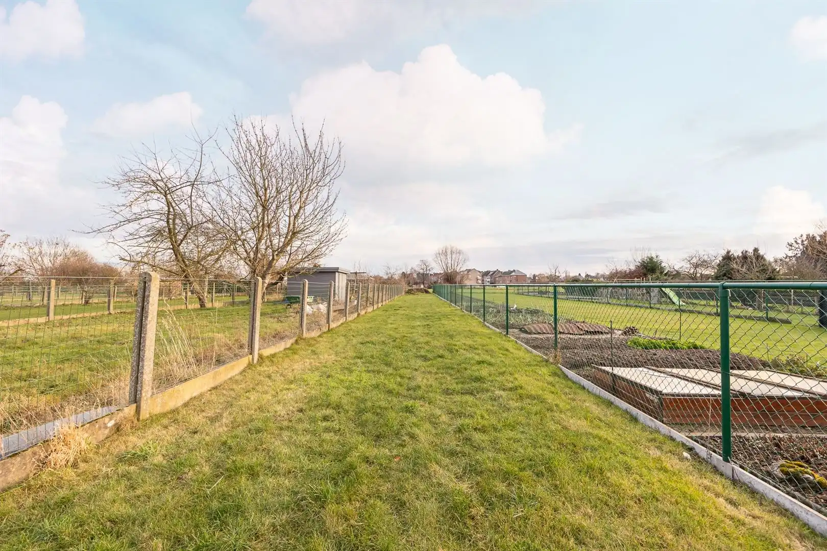 Woning met privé-staanplaats voor de deur foto 12