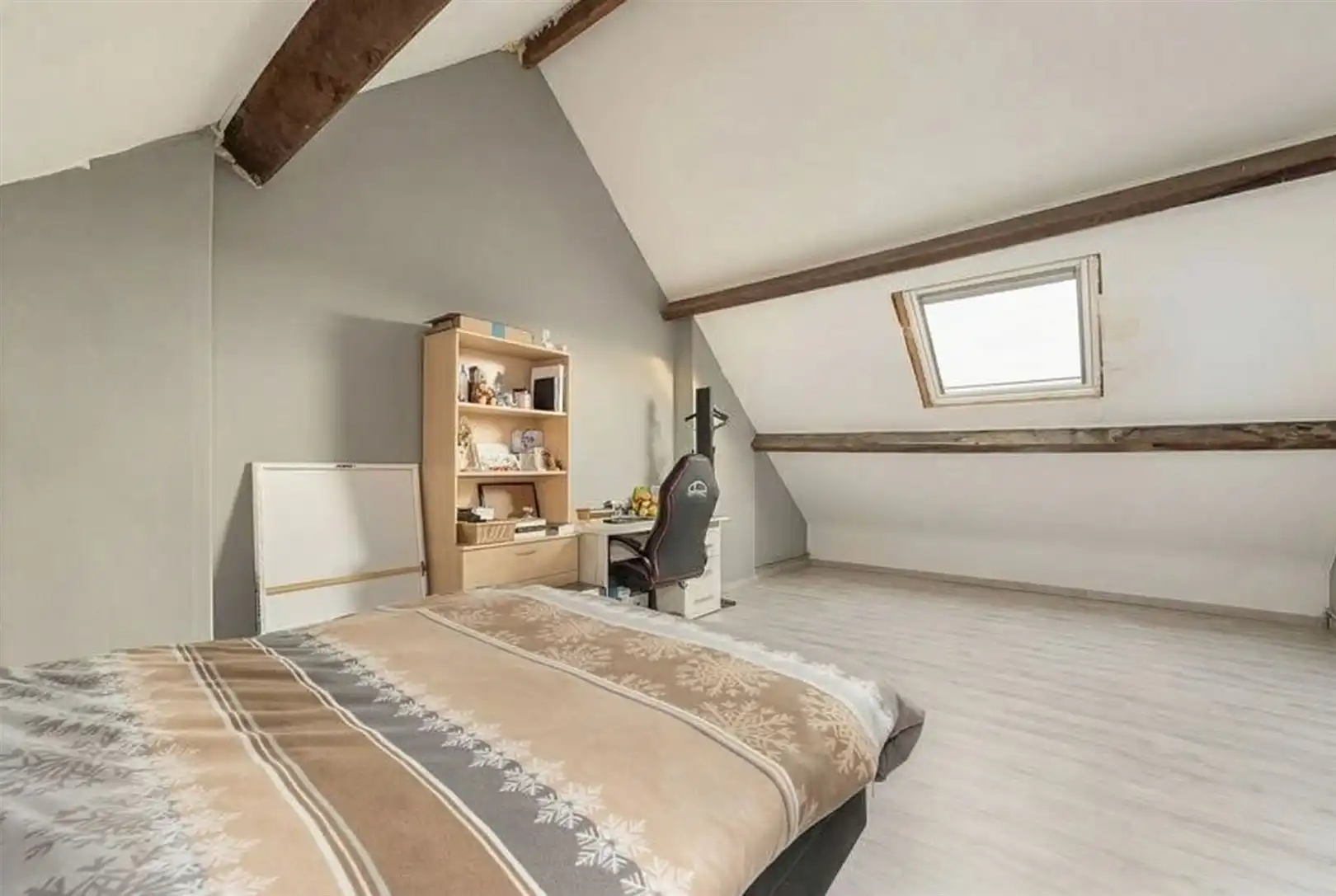 Woning met privé-staanplaats voor de deur foto 12