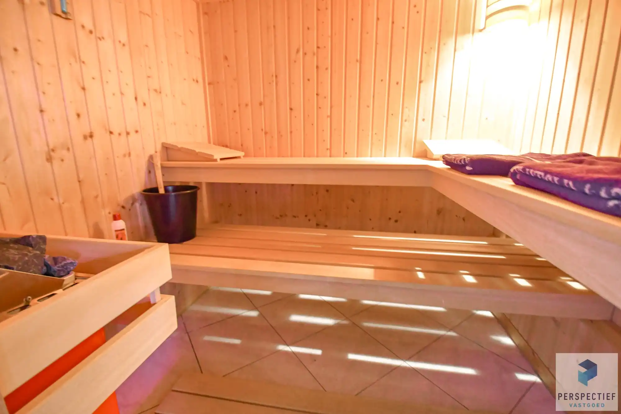 Grote woning met loods in een rustige omgeving foto 15