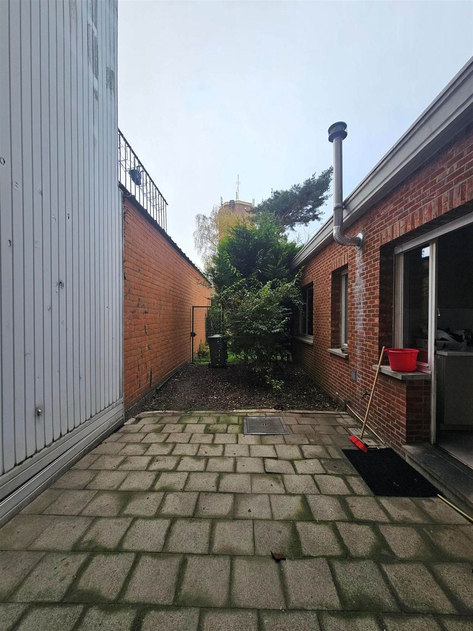 Centraal gelegen handelspand met woonst en tuin foto 10