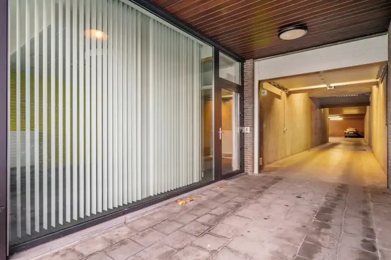 Roeselare-stadskern. Recent vernieuwde kantoor / praktijk / polyavalente ruimte te huur van 164m2. Ideale zichtbaarheid. Voldoende parkeerruimte en aparte autostaanplaats beschikbaar. foto 13