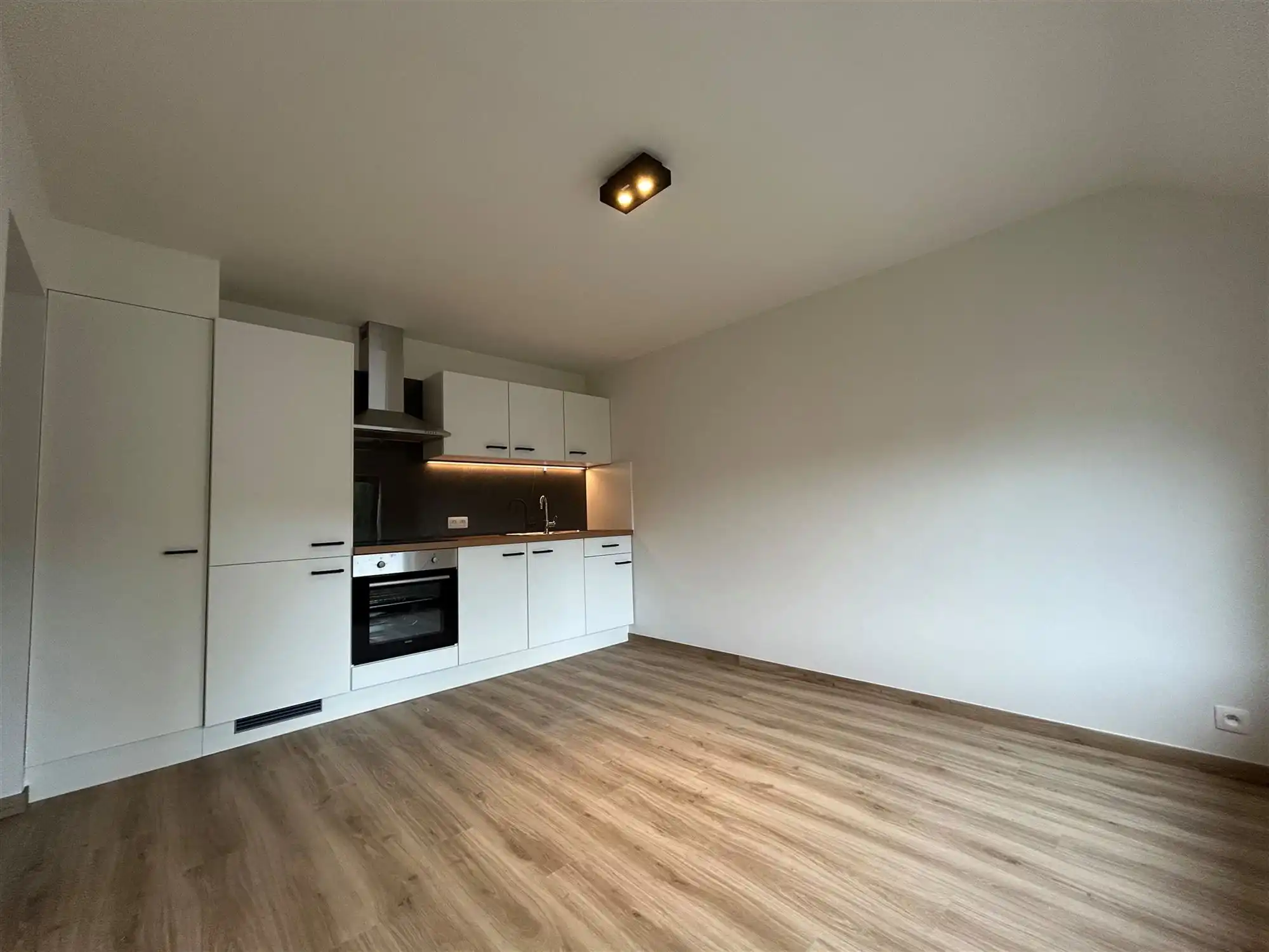 Volledig gerenoveerd appartement foto {{pictureIndex}}
