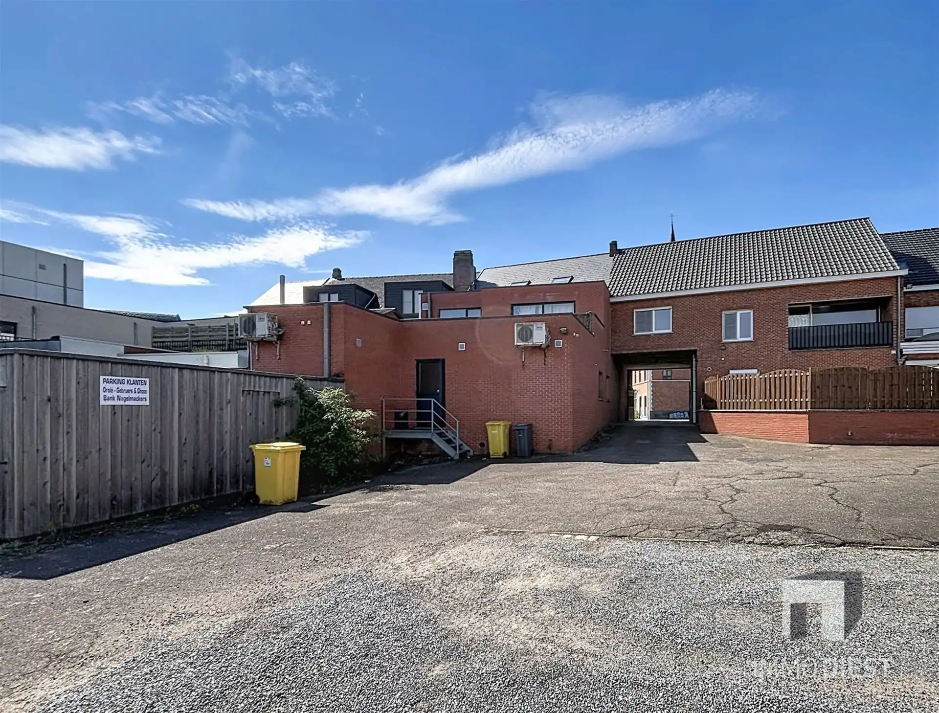 Handelsgelijkvloers van 230m² met private, achterliggende parking voor 3 wagens. foto 24