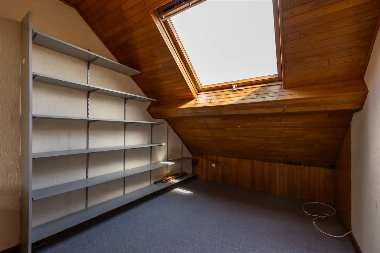 Ruime woning met zuidgerichte tuin en garage in rustige straat nabij centrum. EPC C en 5+ slaapkamers. foto 23