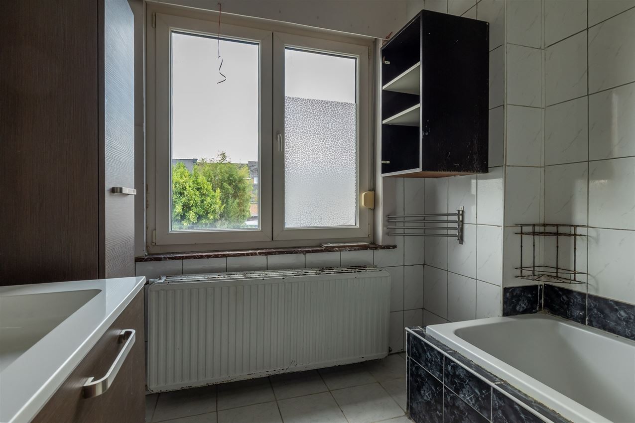Ruime woning met zuidgerichte tuin en garage in rustige straat nabij centrum. EPC C en 5+ slaapkamers. foto 23