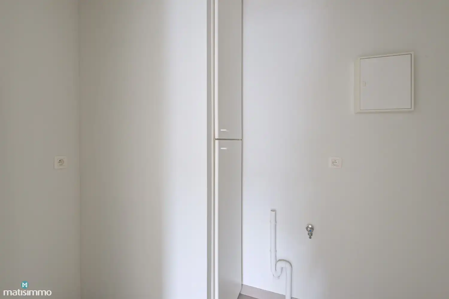 INSTAPKLAAR GELIJKVLOERS APPARTEMENT MET 2 SLAAPKAMERS, BERGING EN AUTOSTAANPLAATS NABIJ HET CENTRUM VAN BILZEN foto 8