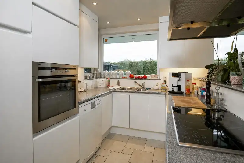 Roeselare –&nbsp; stijlvolle villa met zonnige tuin, 5 slaapkamers/bureel, dubbele garage en ruime carport. opp 564 m². foto 8