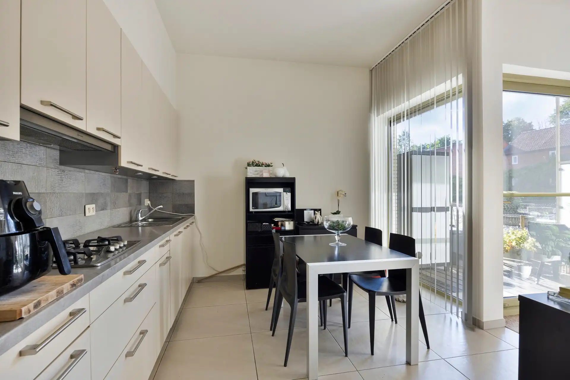 Lichtrijk gelijkvloers appartement met aparte toegang, 2 slaapkamers en plafonds van ca. 3 m foto 5