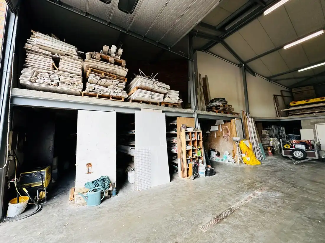 Ruim magazijn met kantoren met veel potentieel te Kuringen foto 17