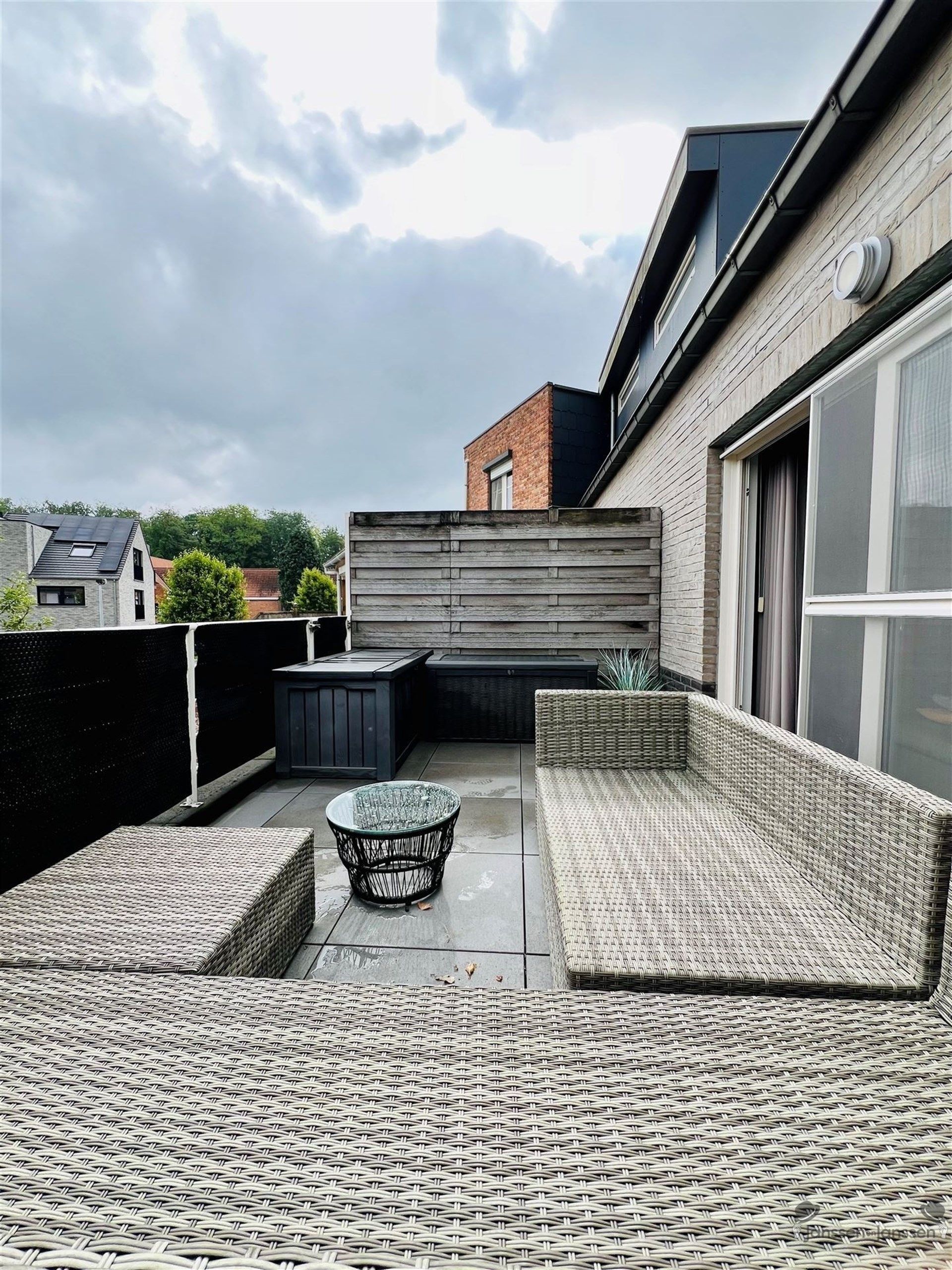 Gesloten bebouwing met inpandige garage en tuin foto 4