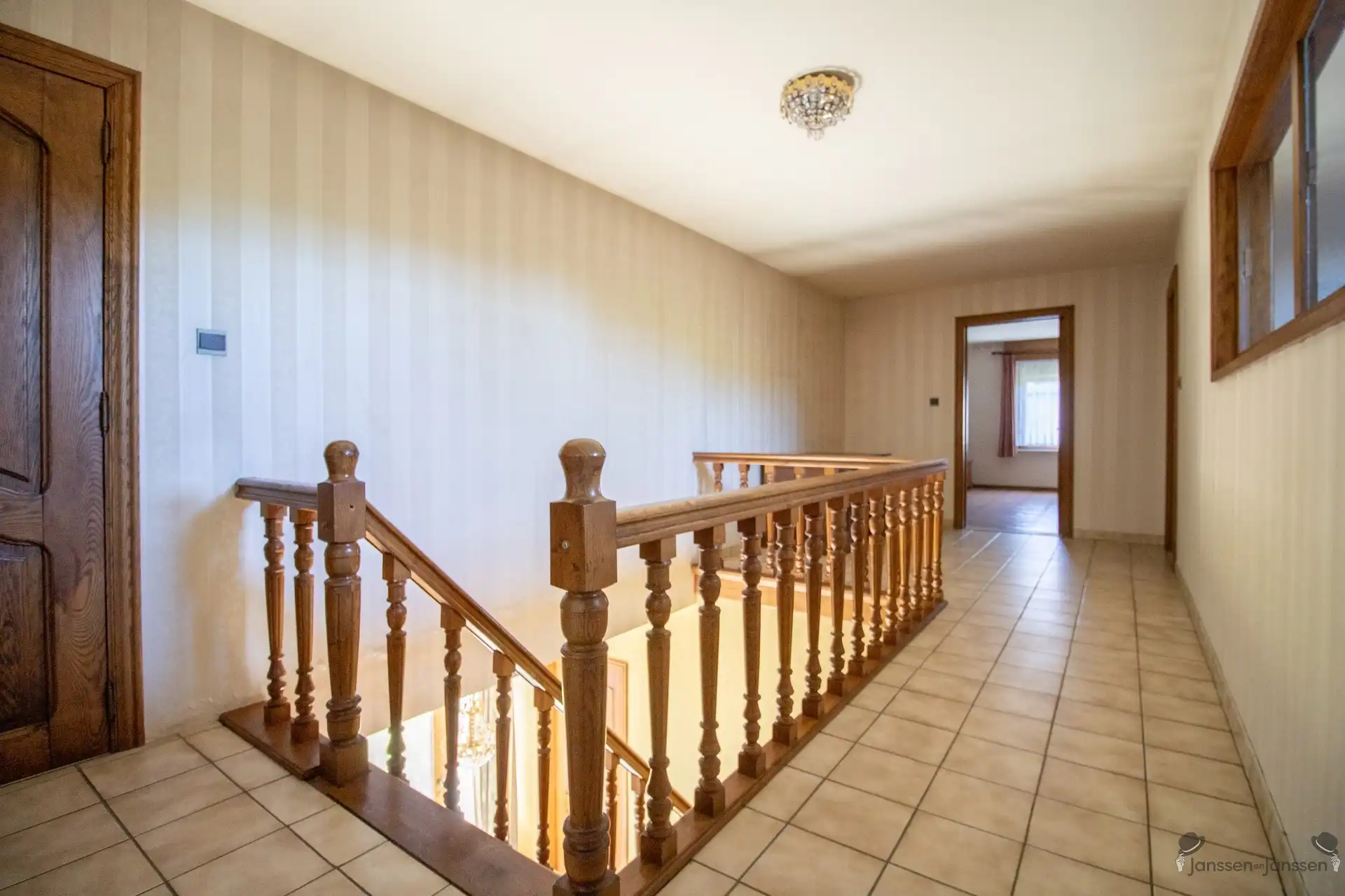 Ruime op te frissen woning met 4 slaapkamers en ruime garage op 1.276 m² foto 12