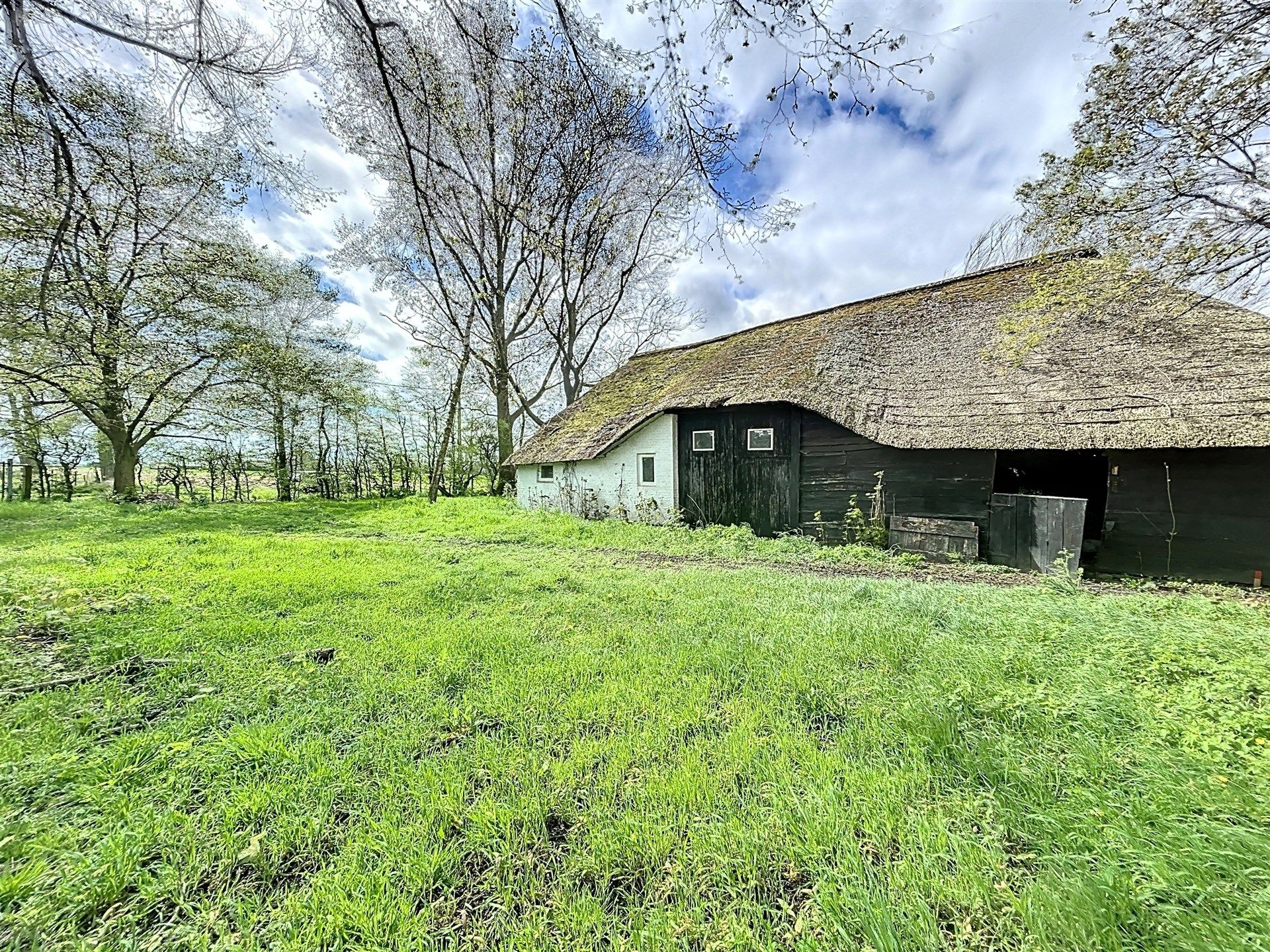 PRACHTIG GELEGEN HOEVE met bijgebouw op 19892m² foto 2