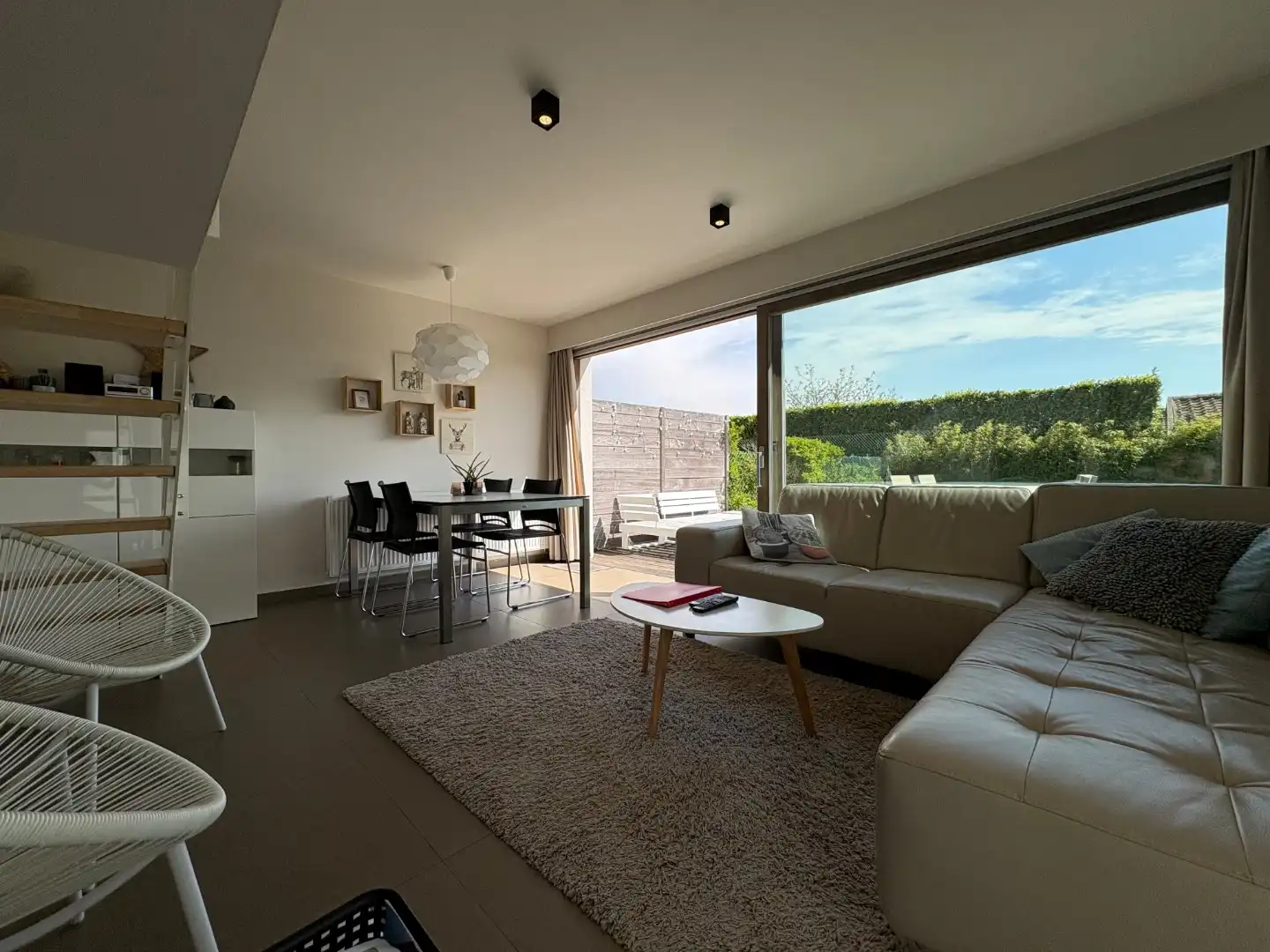 Te koop: hip en lichtrijk vakantiehuis in groen en rustig domein foto {{pictureIndex}}