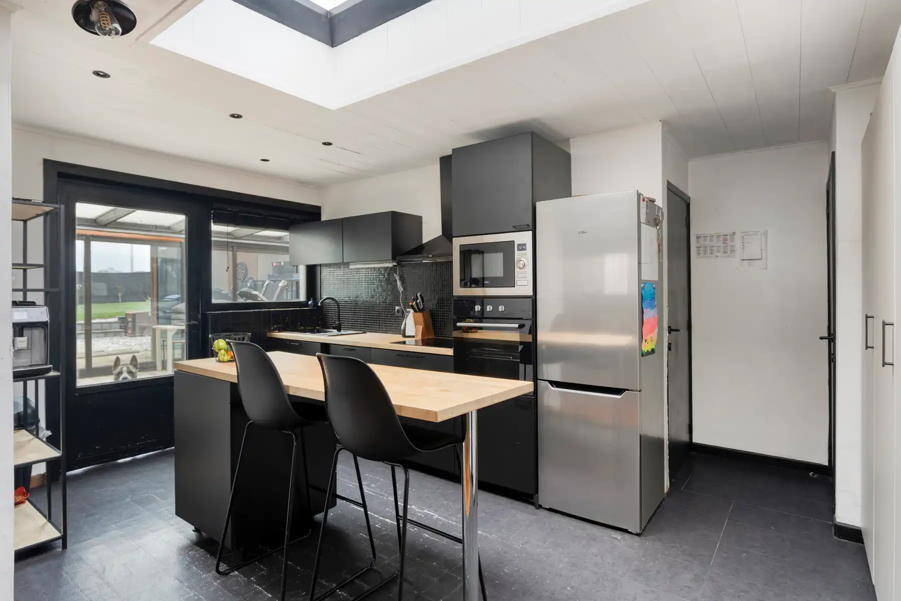 Goedgelegen woning met tuin en garage! foto 2