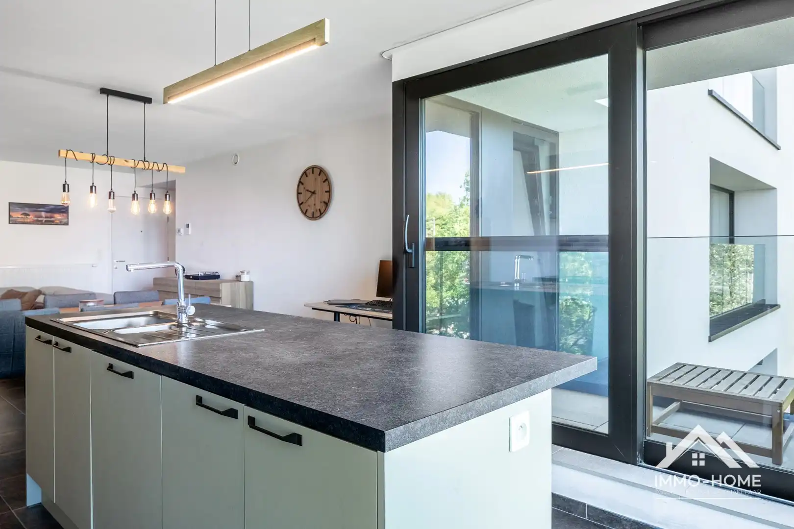 Instapklaar modern appartement met autostaanplaats foto 9