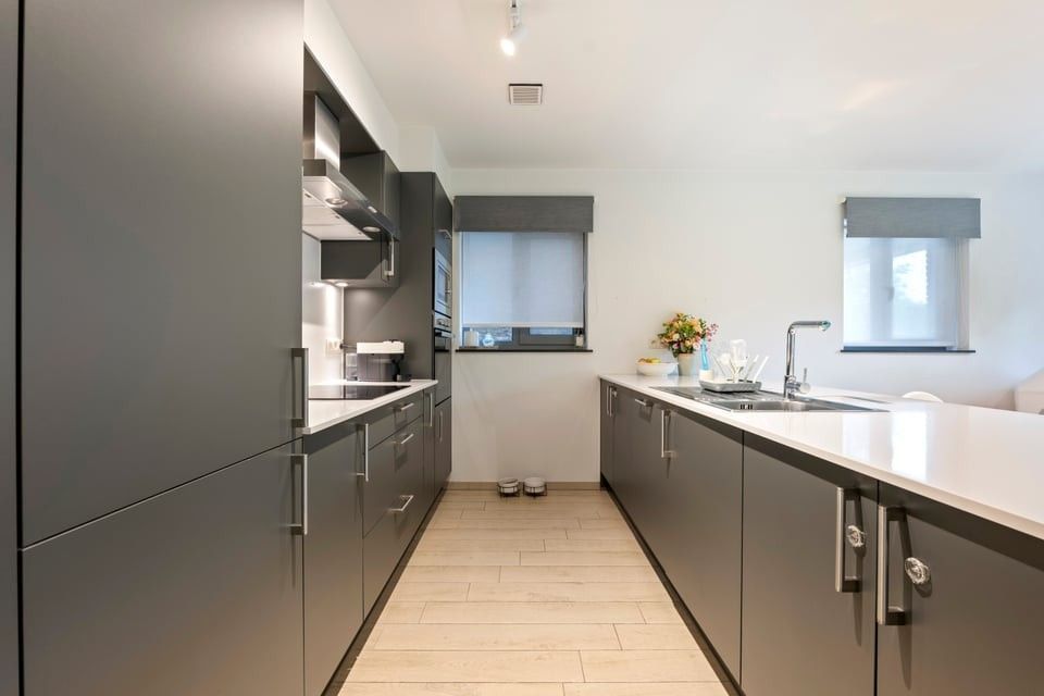 MODERN GELIJKVLOERS APPARTEMENT MET TERRAS EN STANPLAATS IN TONGEREN foto 8