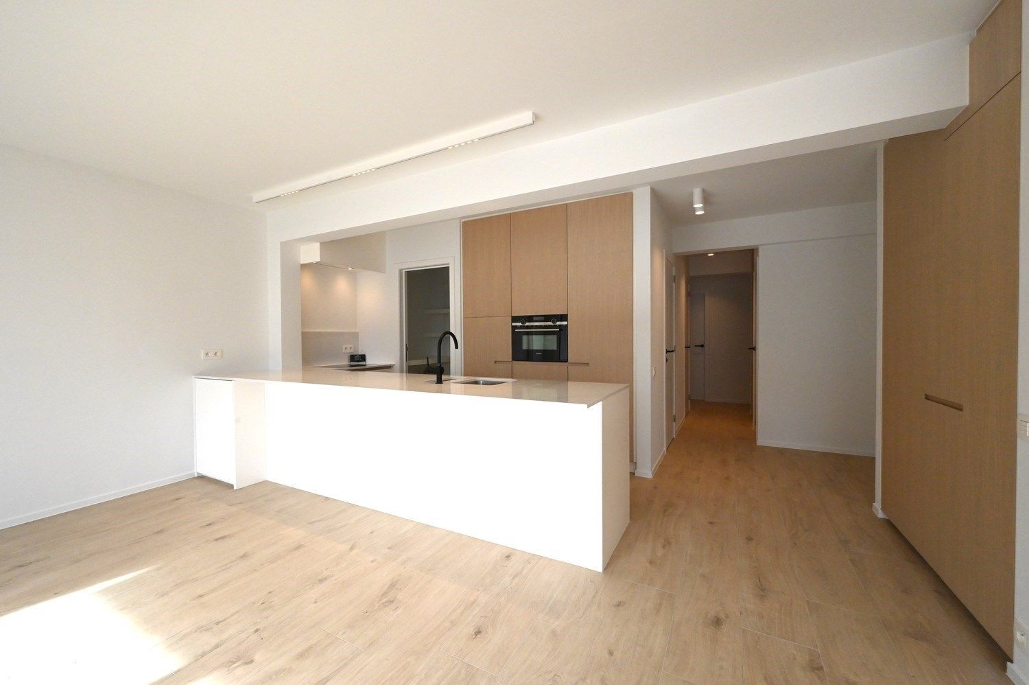 ONGEMEUBELD - NIEUW - Luxueus gerenoveerd appartement met 3 slaapkamers en met een OPEN ZICHT op het Burgemeester Frans Desmidtplein. foto 2