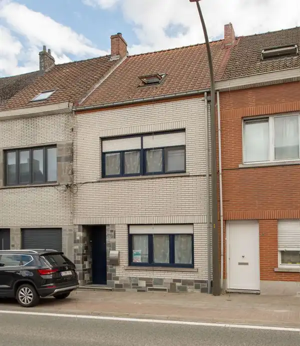 Een ruime, instapklare rijwoning met tuin en een bewoonbare oppervlakte van 174m², gelegen op wandelafstand van het centrum foto {{pictureIndex}}