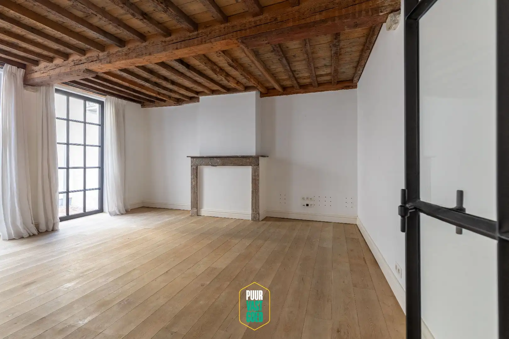 Prachtig gerestaureerde hoekwoning met dubbele garage bij 't Zand foto 7