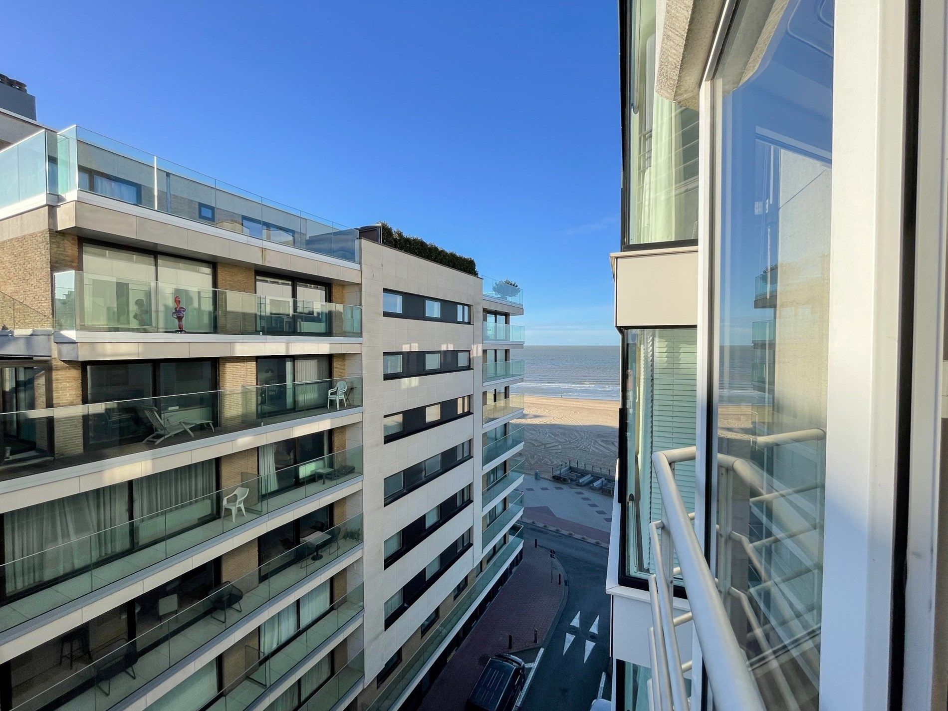 Appartement met zijdelings zeezicht en een ruim zuidwest gericht terras. foto 6