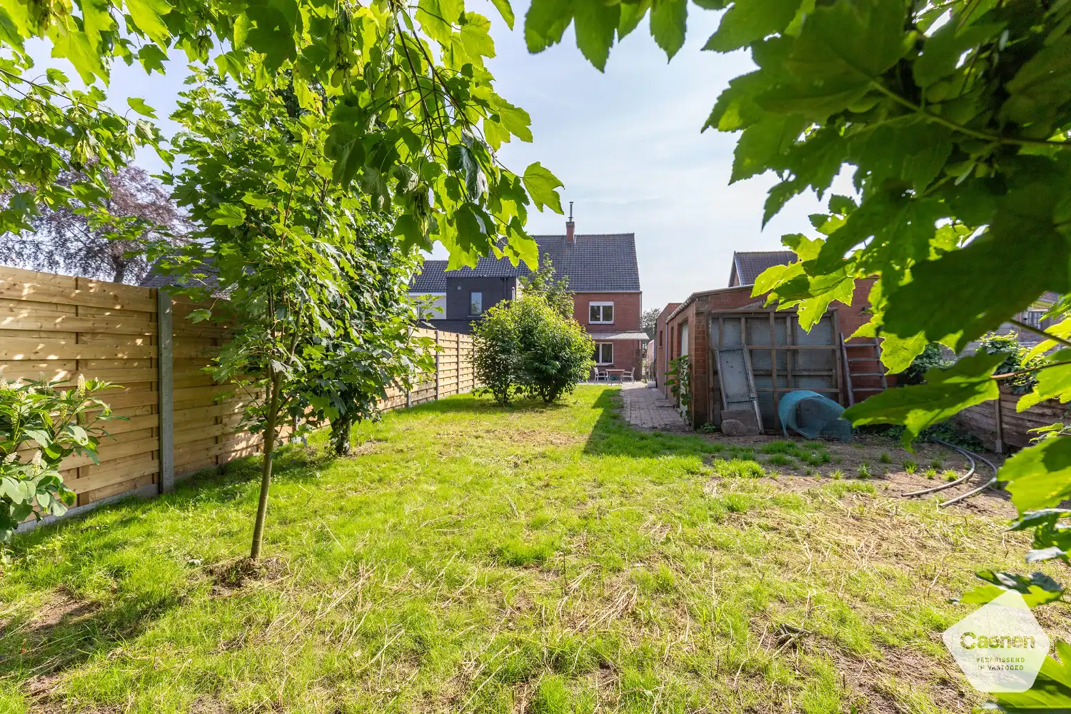 Leuke & lichtrijke charmante half-open woning met 4 slaapkamers, garage en leuke tuin! foto 3