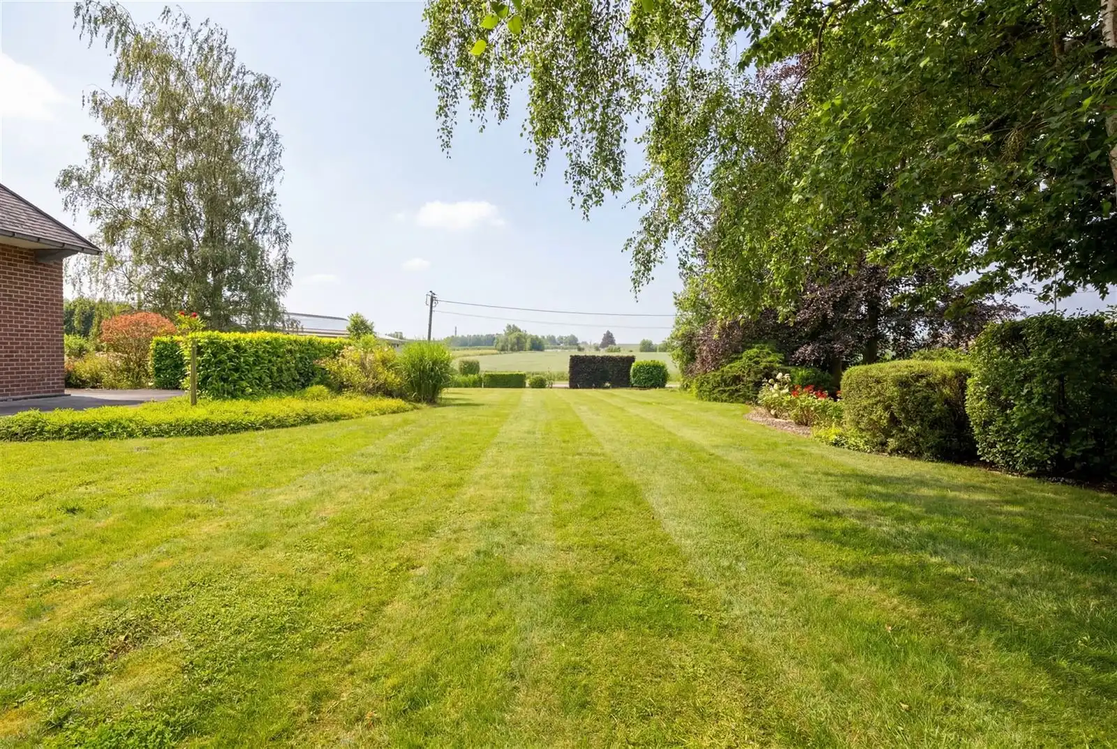 Ruime op te frissen split level villa met grote tuin op 23are20 foto 22