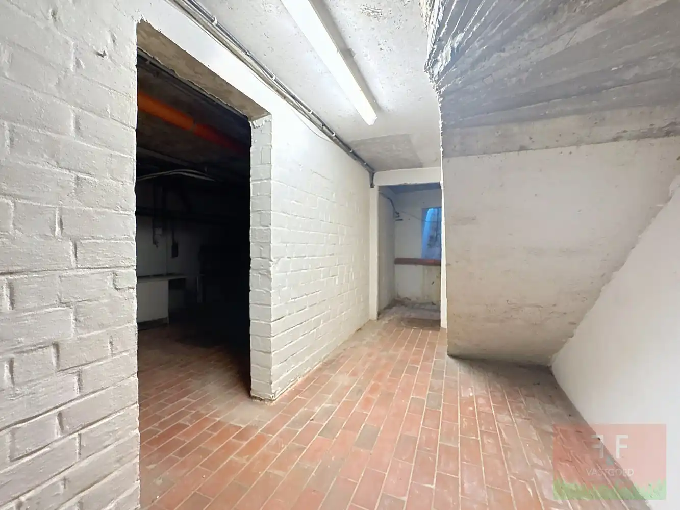 Triplex appartement (4 slaapkamers) met verhuurde winkelruimte en aparte garage te koop in centrum Zottegem foto 24