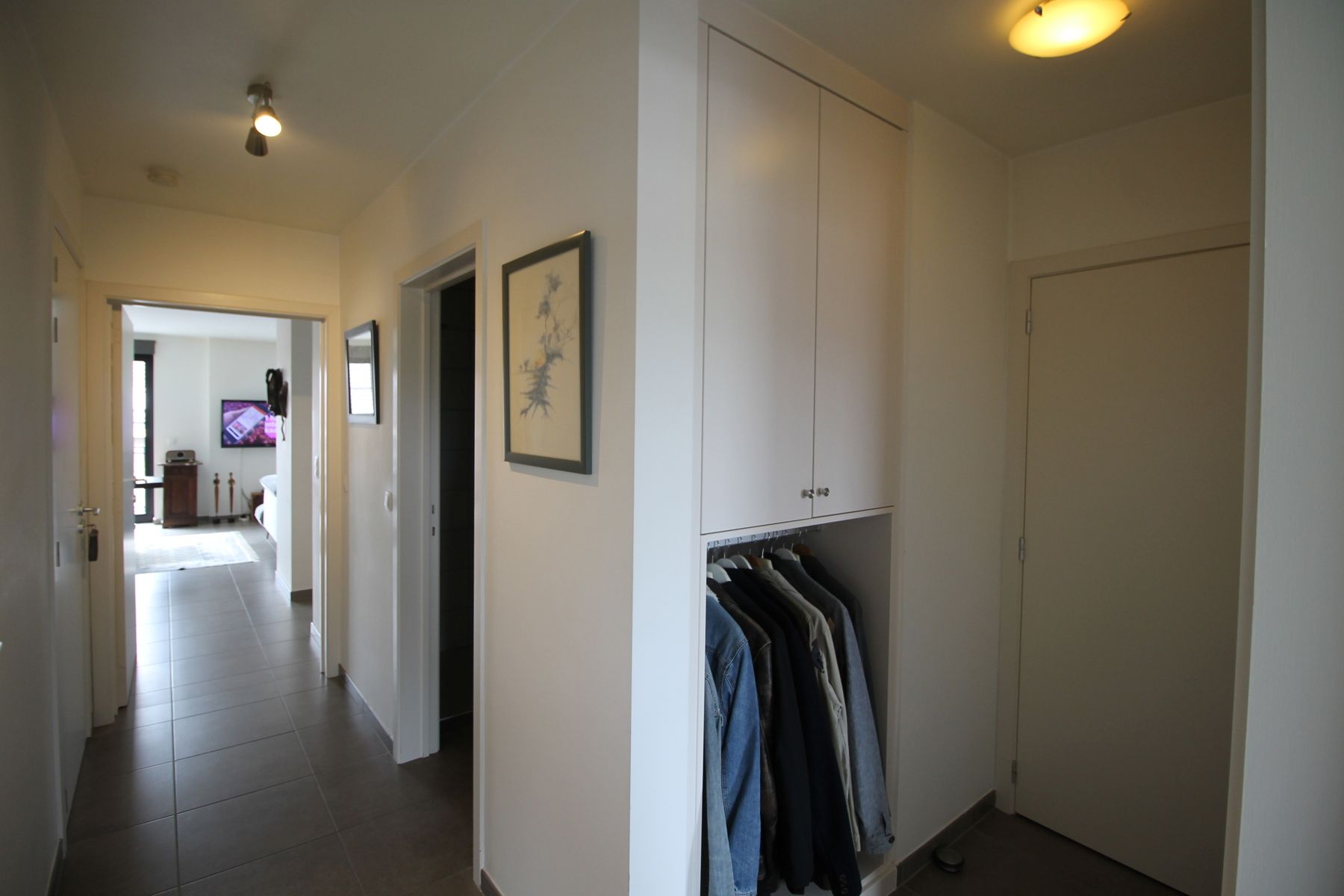 Een appartement op de 2de verdieping met 2 slaapkamers en lift. foto 2