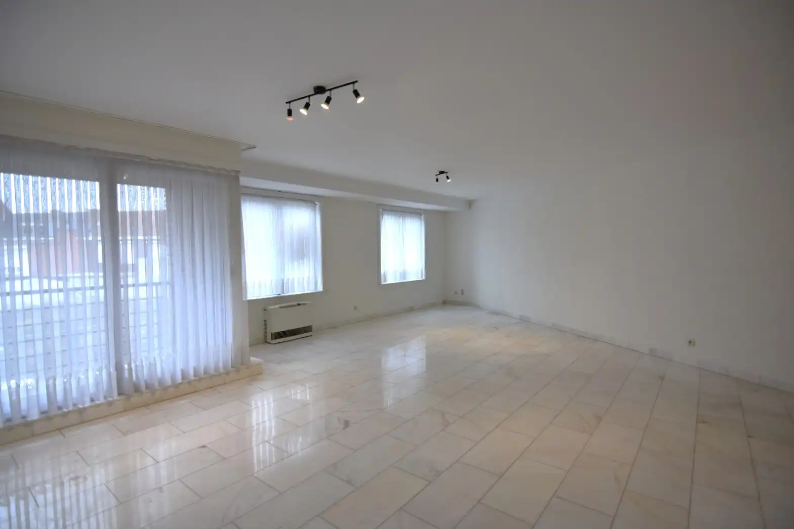 Ruim 2-slpk appartement in hartje Rumbeke foto {{pictureIndex}}