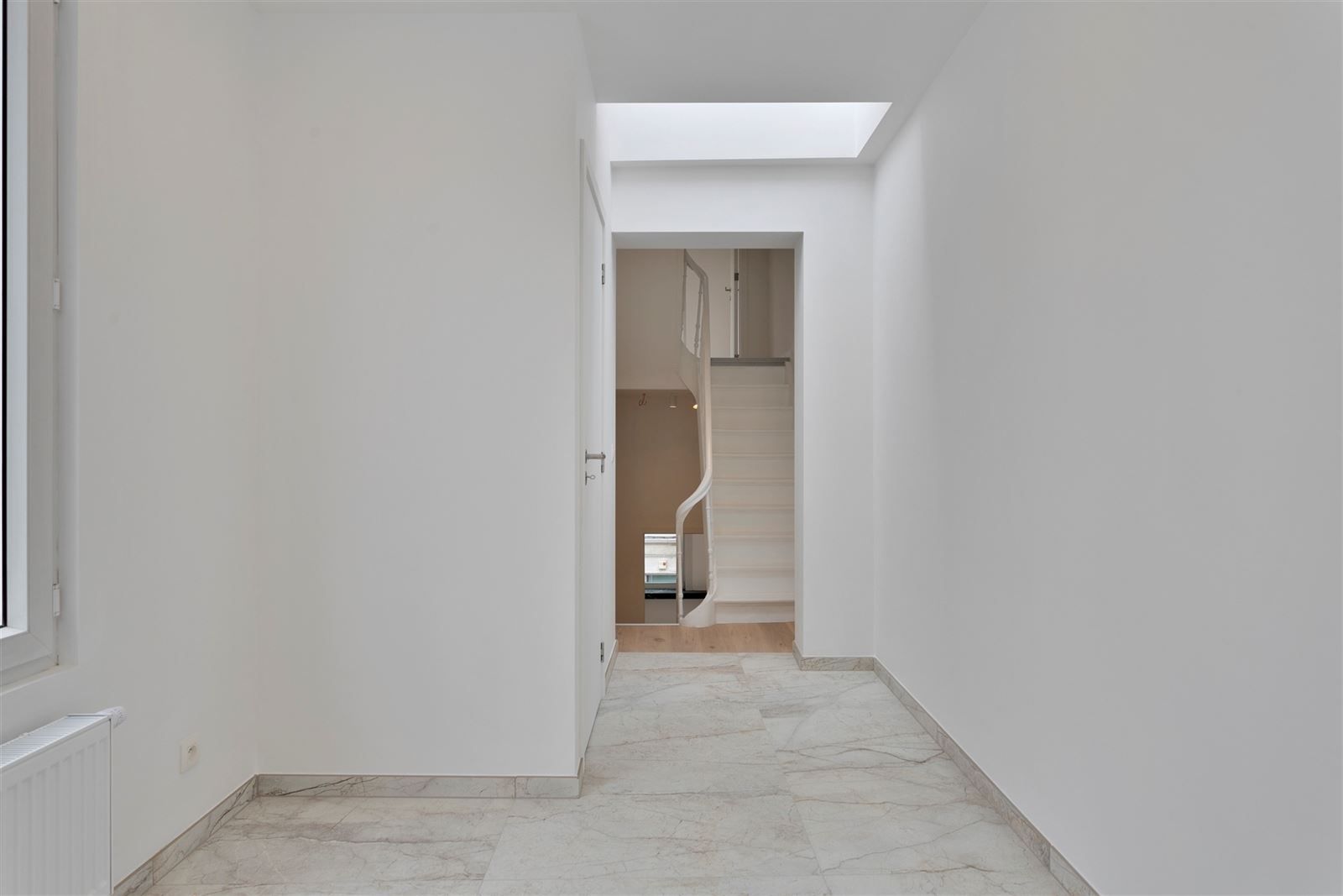  RUIM - KARAKTERVOL TRIPLEX appartement met 4 SLPK | vlakbij Berchem station. foto 15