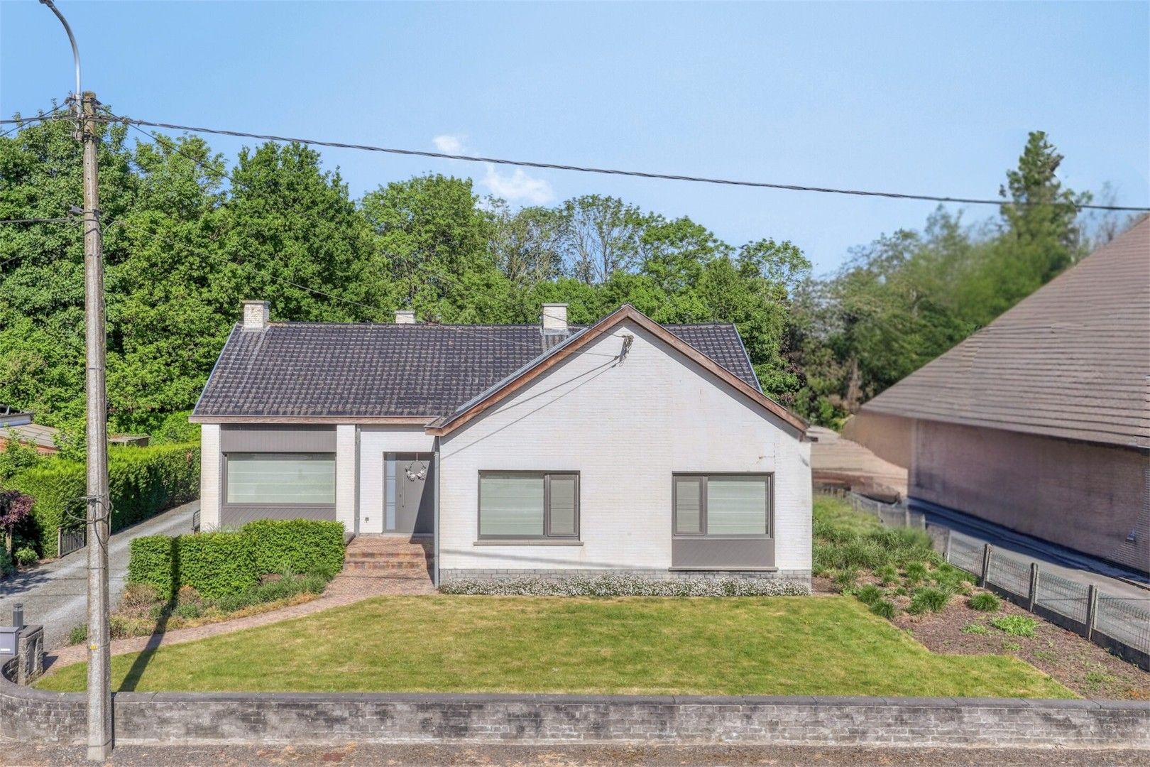 Instapklare Woning met Vergunde Loods en Kantoorruimte! foto {{pictureIndex}}