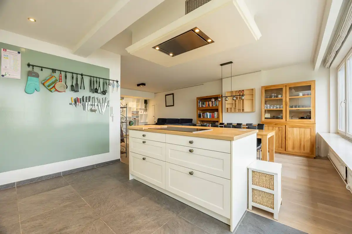Zeer ruim en lichtrijk appartement te koop foto 10