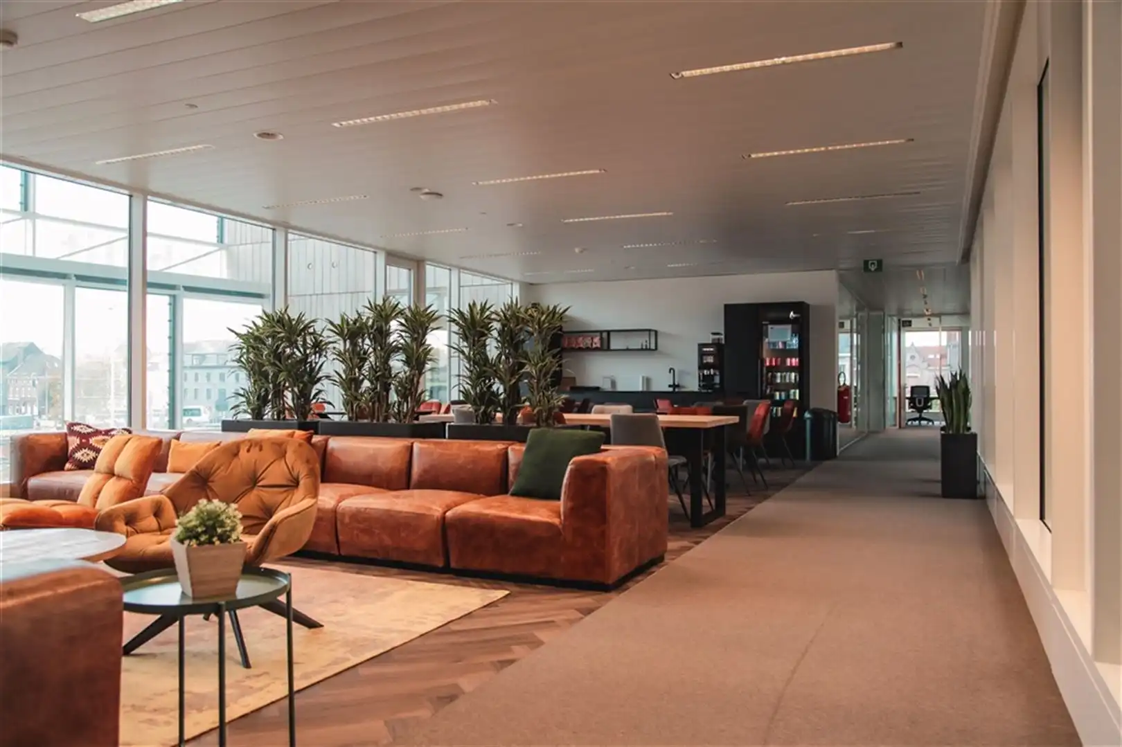 Full-service kantoren aan Dampoort station - ruimtes vanaf 17m² tem 63m² foto 2