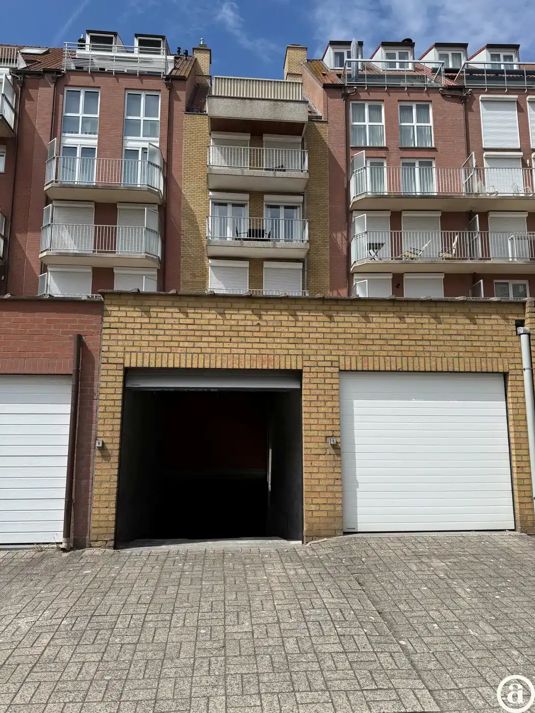 Dubbele garagebox met ruime berging aan, kortbij Rubensplein foto 2