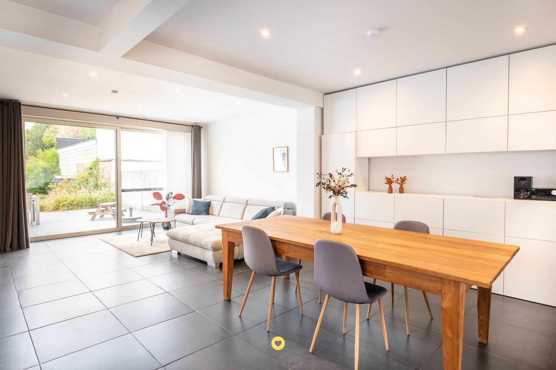 Gerenoveerde HOB met 3 slaapkamers, tuin en grote garage foto {{pictureIndex}}