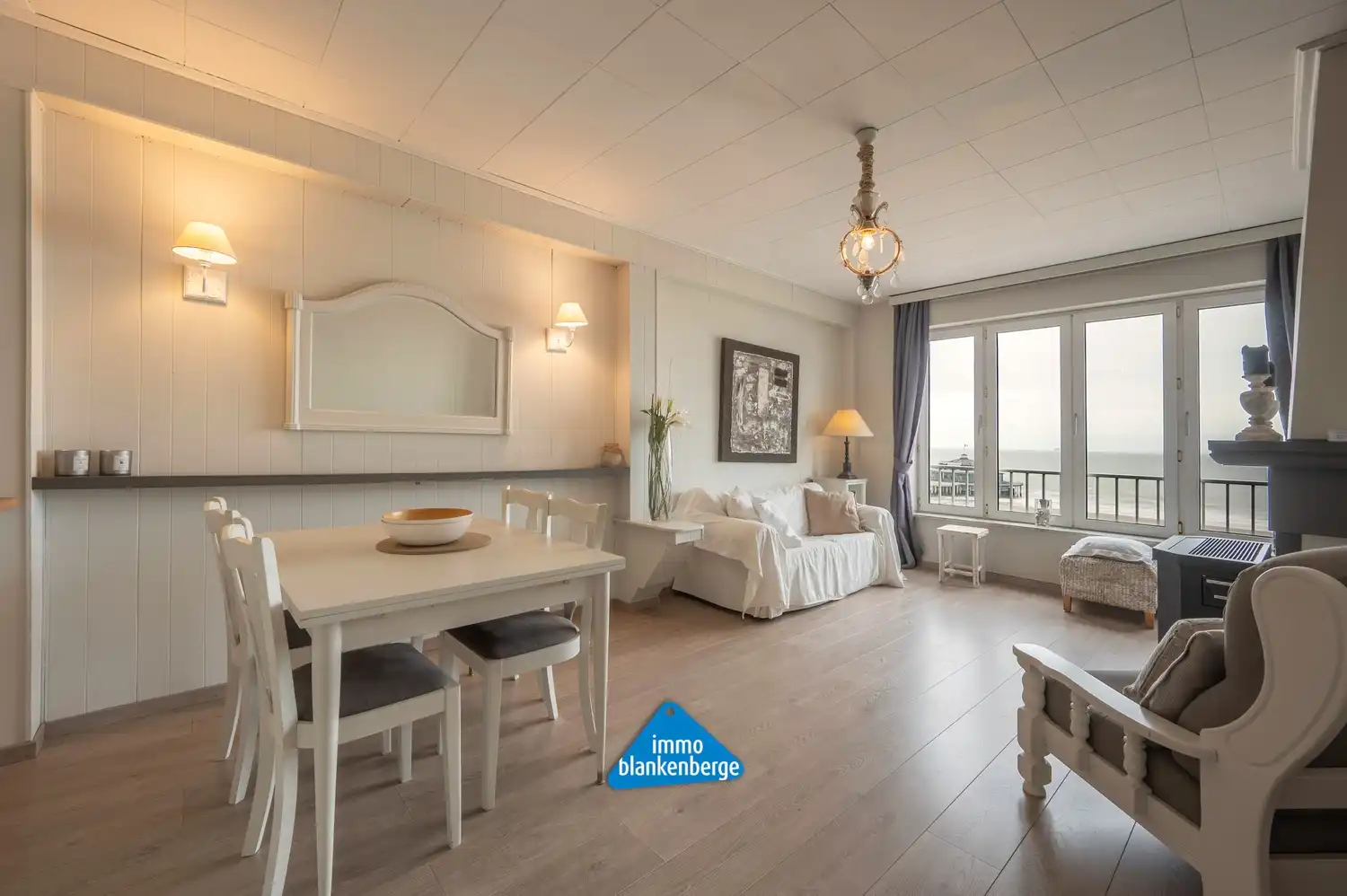 Instapklaar gemeubeld appartement op de Zeedijk van Blankenberge foto 2