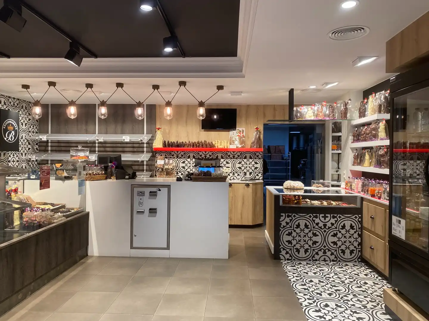 Knap handelspand, dienstig als succesvolle bakkerij, met ruime woonst en magazijn foto {{pictureIndex}}