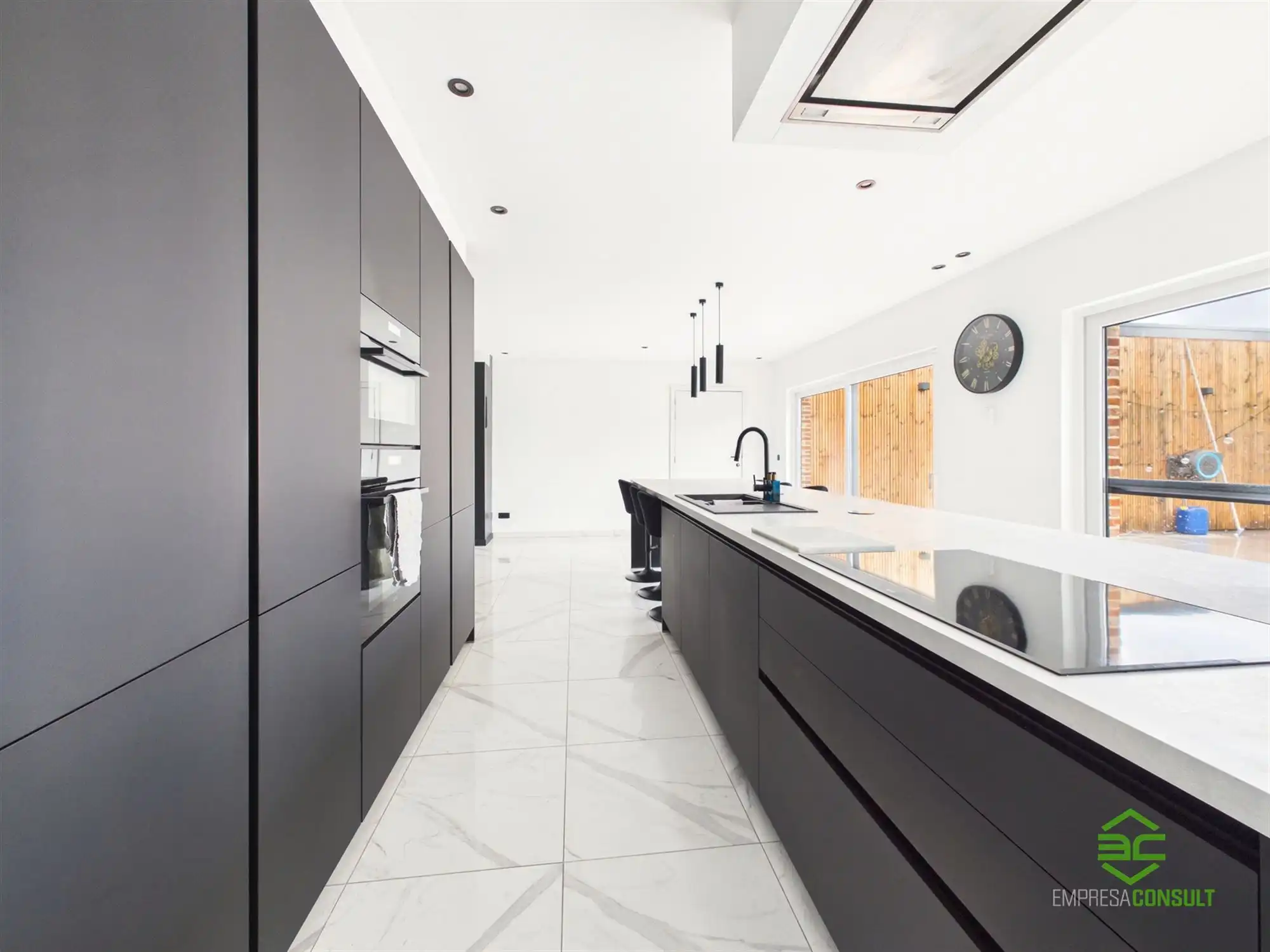 Instapklare gerenoveerde woning met zwembad op 22a 82ca! foto 12