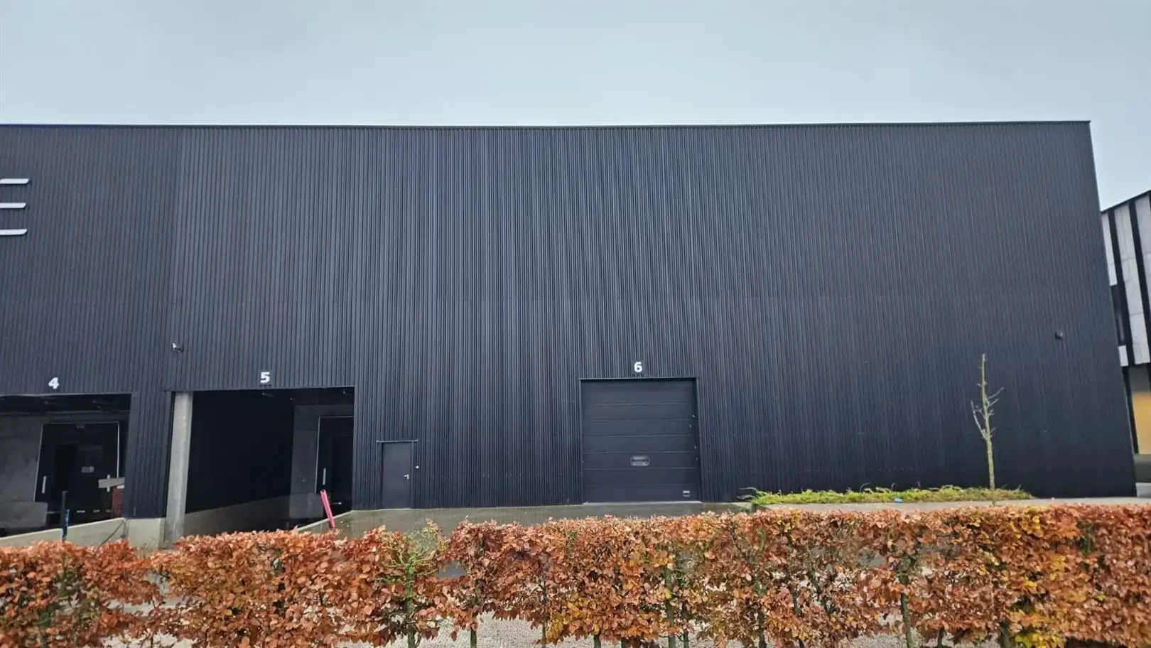 Magazijn met laad- en loskades vlakbij de E17 foto {{pictureIndex}}