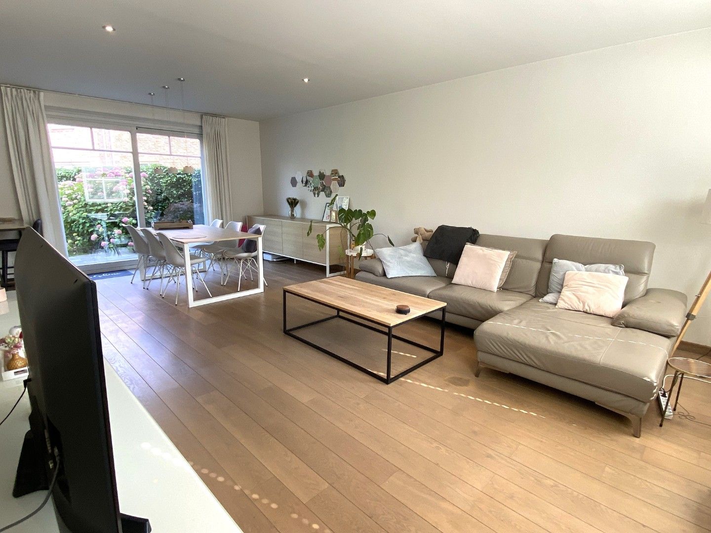 Instapklare woning met twee slaapkamers te huur in Bachte-Maria-Leerne foto 2