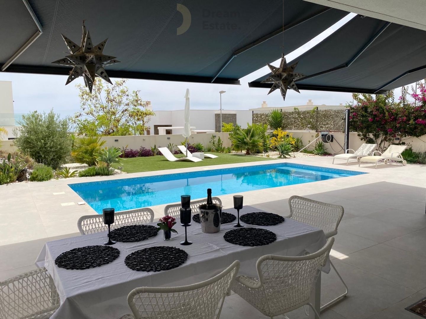 Exclusieve Designvilla instapklaar in Polop – Moderne Luxe met Zeezicht foto {{pictureIndex}}
