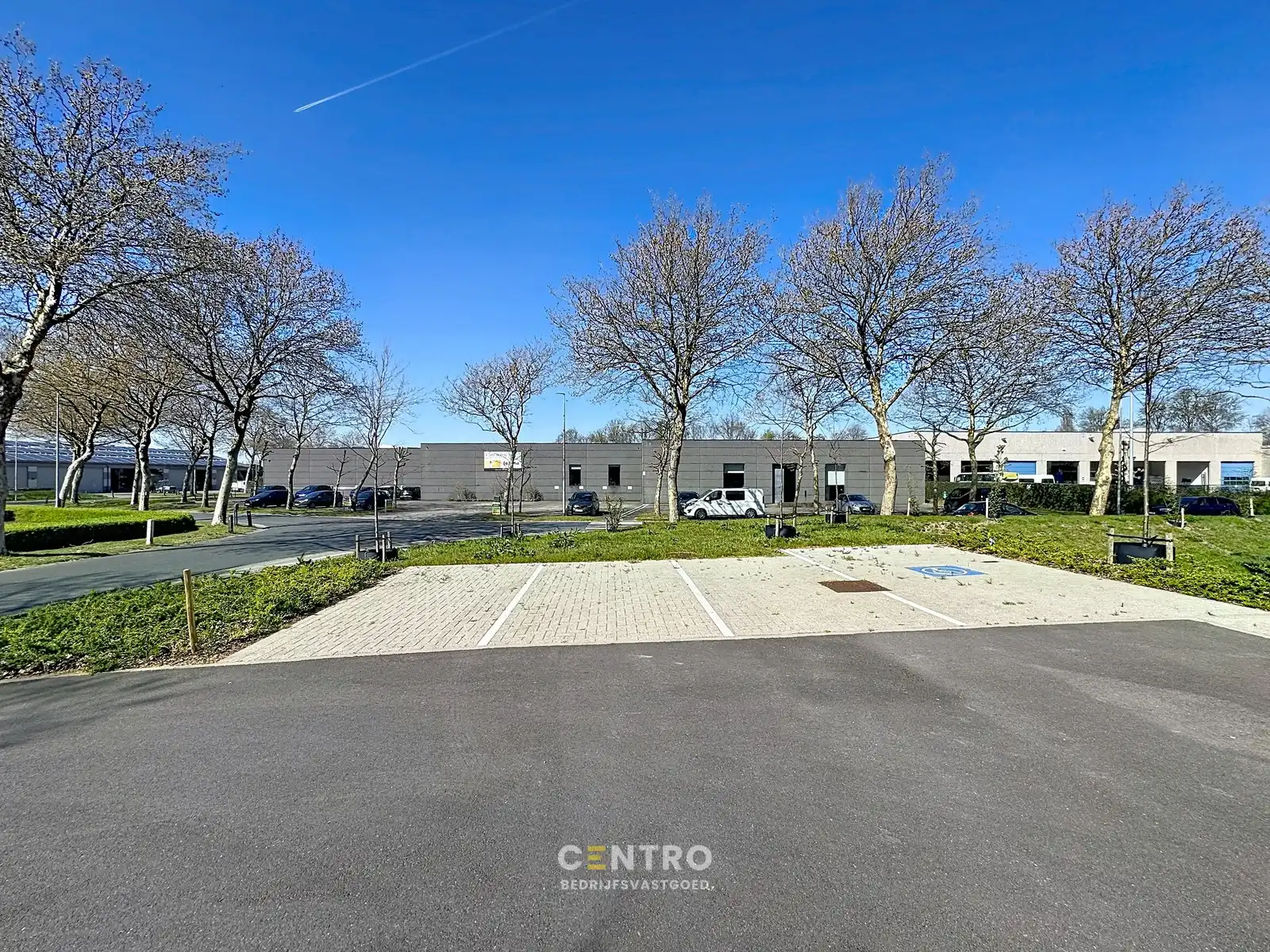 NB MAGAZIJN (401m2) TE HUUR met 4 private parkeerplaatsen voor de deur op ambachtelijke zone te JABBEKE. foto 7