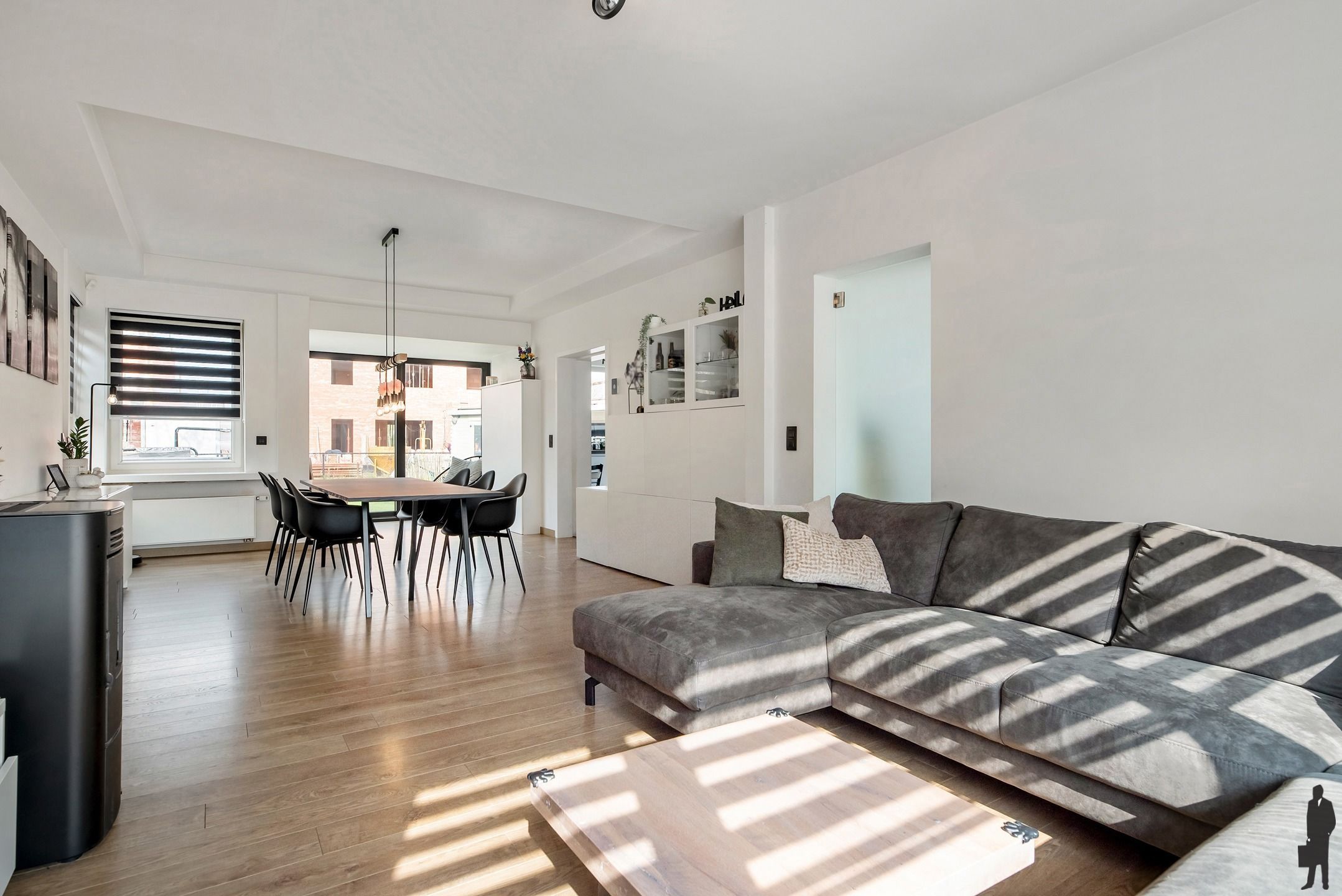 Knap gerenoveerde gezinswoning met 4 slaapkamers en praktijkruimte/kantoor. foto 4