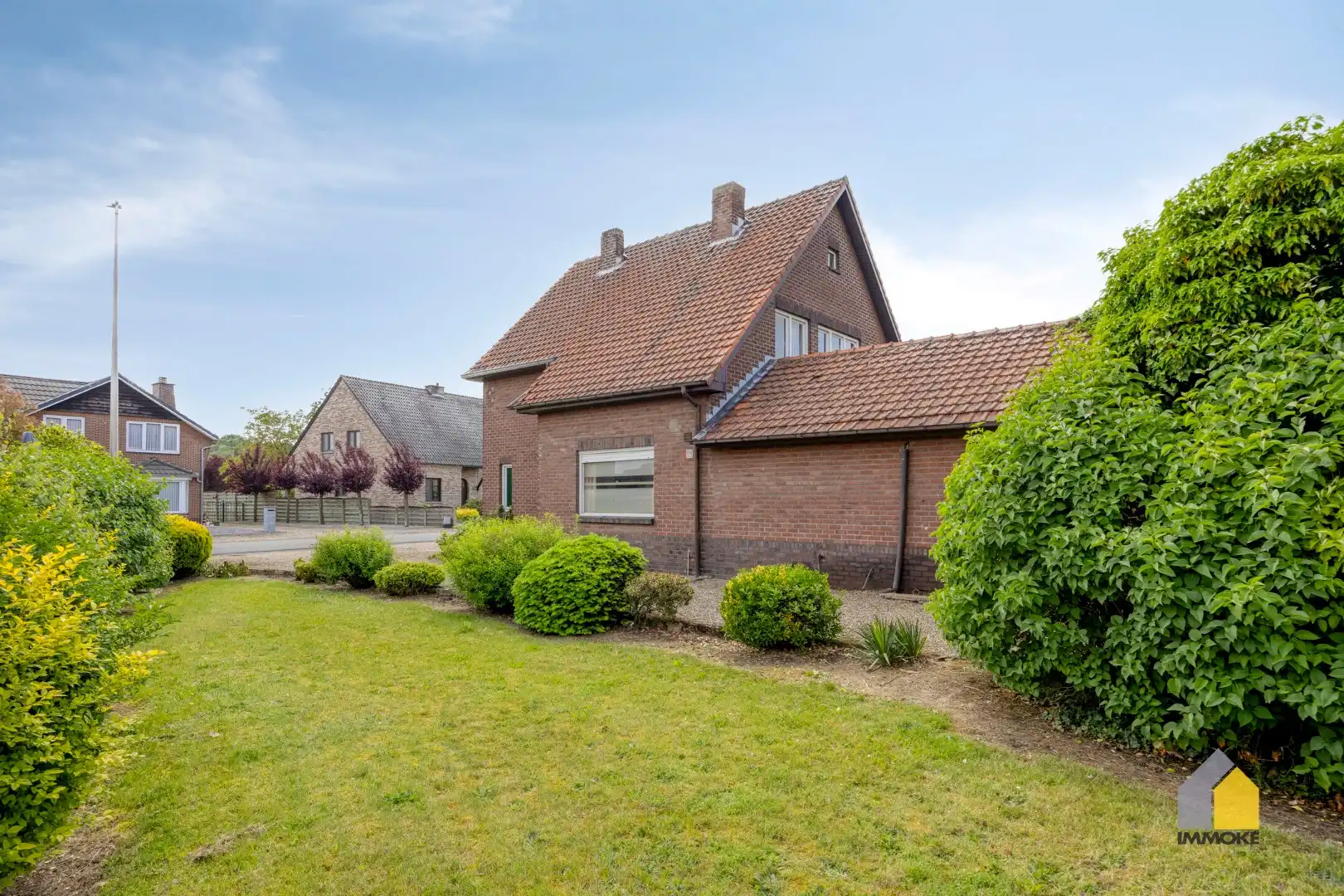 Te renoveren woning met 3 slpks op een perceel van 6 a 44 ca. foto 3