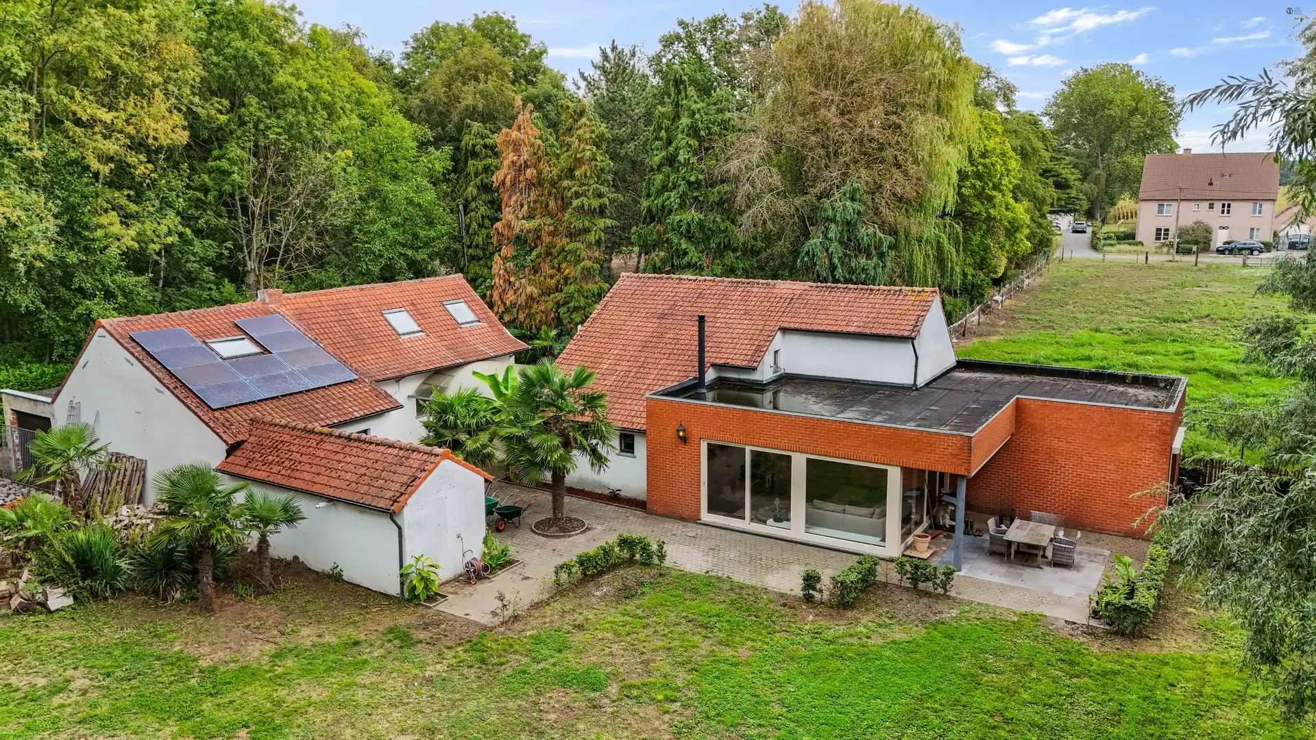 Hoofdfoto van de publicatie: Unieke hoeve met bijgebouw op 19.459 m² grond, verscholen in het groen