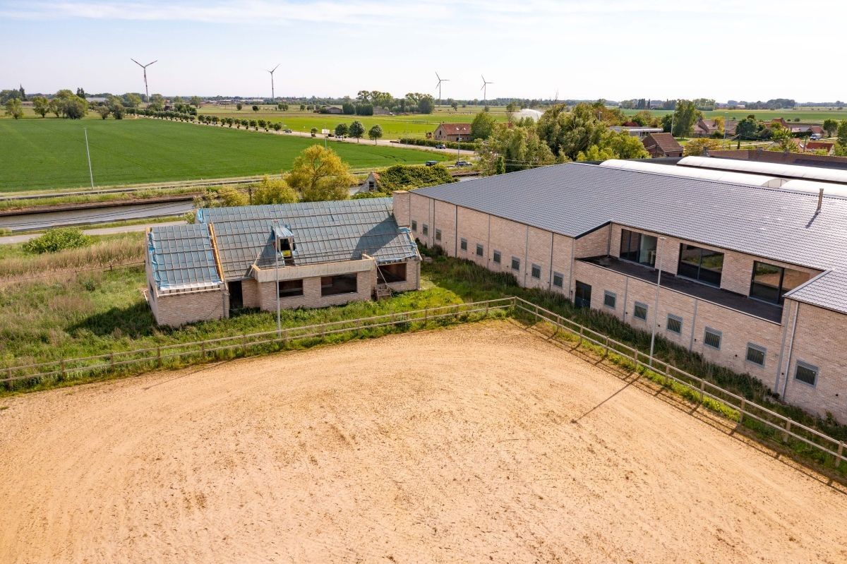 Hippisch complex te koop te Oudenburg dicht bij de kust foto 4