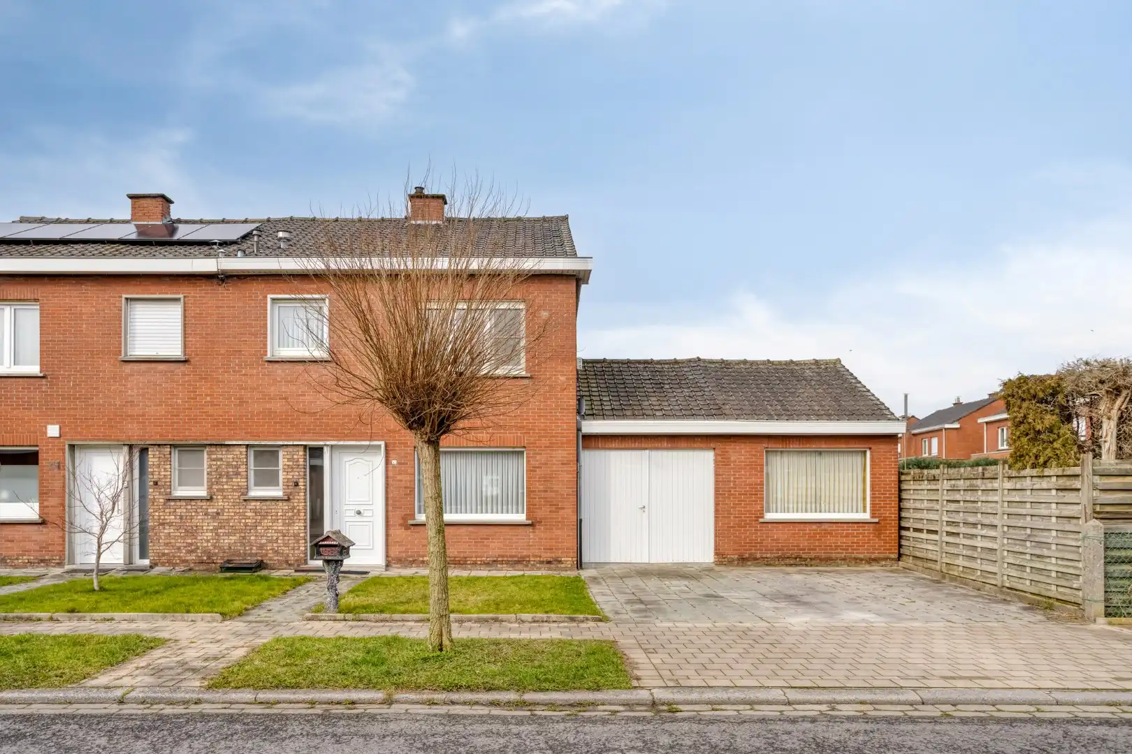 Te renoveren woning met 3 slaapkamers, garage en grote tuin! foto 3
