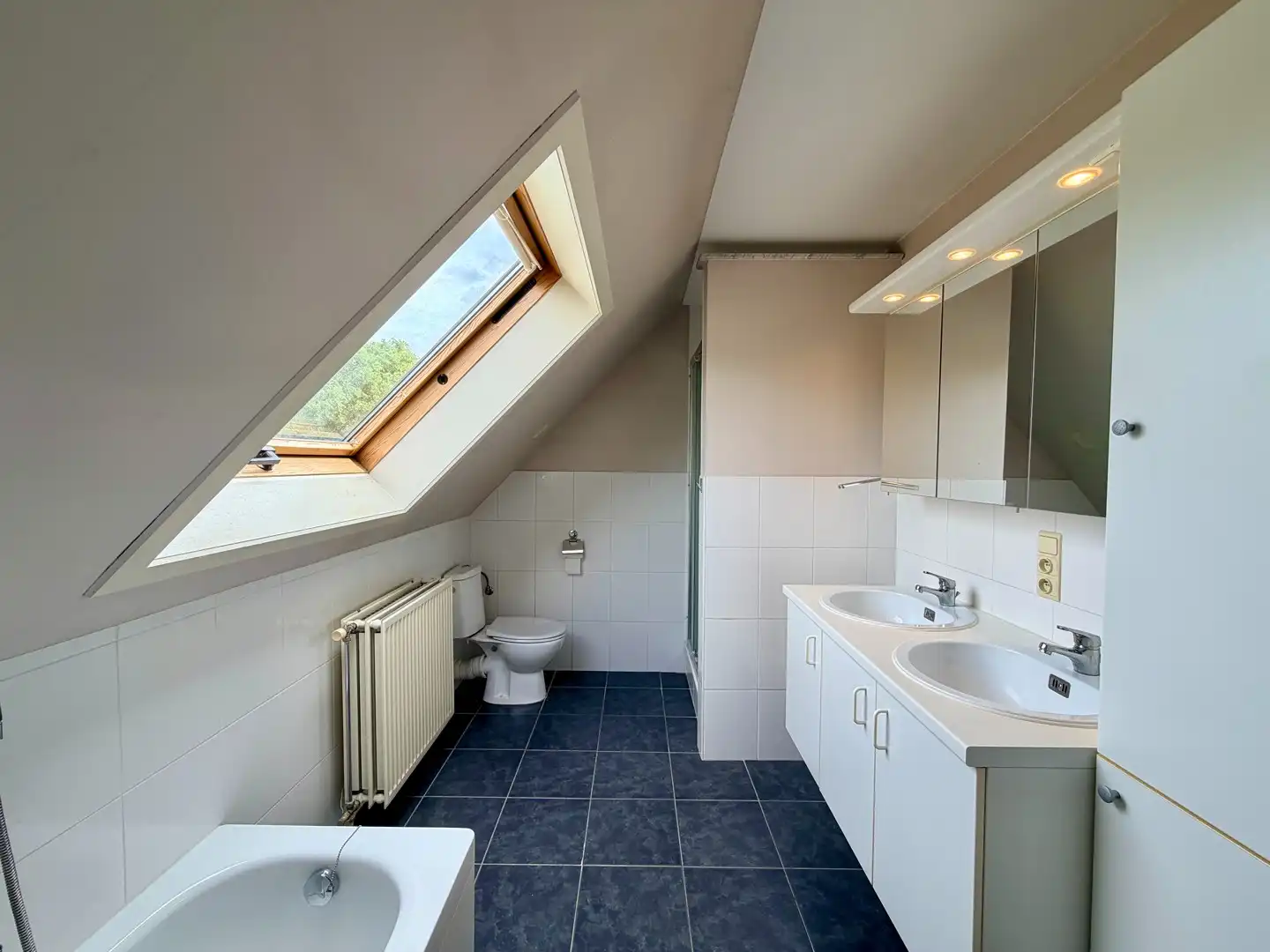 Instapklare woning met 3 slaapkamers, terras, tuin en garage te Brugge! foto 13